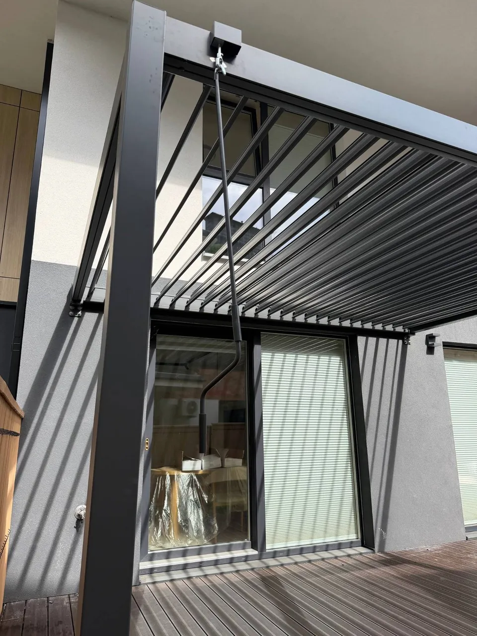 Aluminium louvred pergola by the terrace: photo 3 of 4