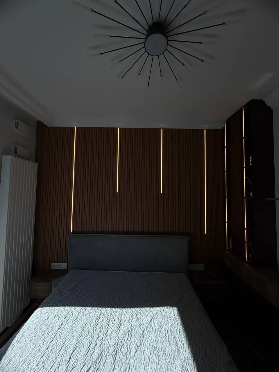 Bedroom: slatted wall with LED and made-to-measure furniture: photo 1 of 3