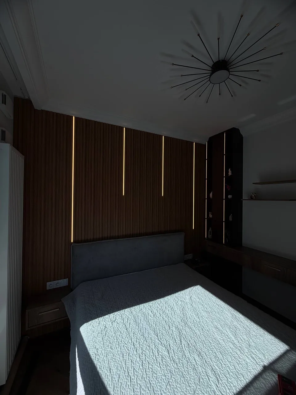 Bedroom: slatted wall with LED and made-to-measure furniture: photo 2 of 3